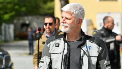 Президентът на Чехия Петър Павел се отправи с мотоциклет на