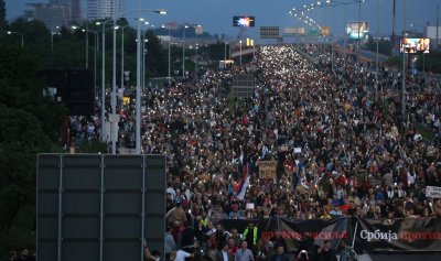 Десетки хиляди хора излязоха в центъра на Белград снощи за