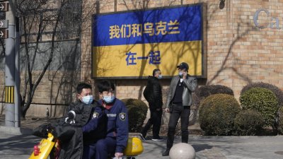 Китай иска чуждите посолства да премахнат от сградите си знаците в подкрепа за Украйна