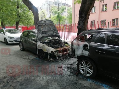 Две коли са избухнали в пламъци снощи около 23 35 часа