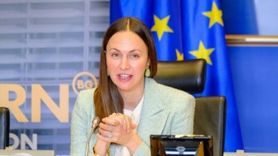 Името на евродепутатката от ЕНП Ева Майдел се спряга в