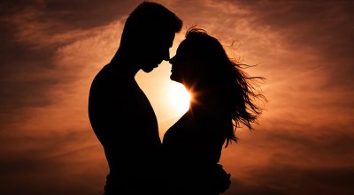 Целувката като знак за романтична или сексуална привързаност се практикува