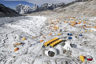 Китайски алпинист загина изкачвайки се към Еверест в четвъртък докато