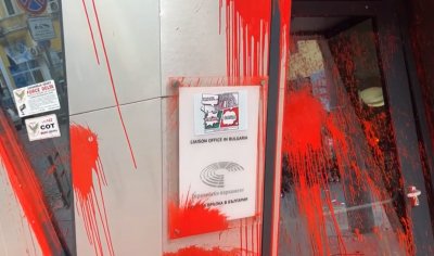 Активисти на "Възраждане" заляха с червена боя вратата на офиса на ЕК в София (ВИДЕО)
