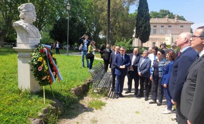 Делегацията ни в Рим поднесе венец на паметника на Петко войвода