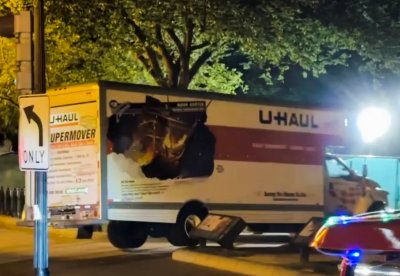 АБСУРД: Камион се вряза в бариерите на Белия дом