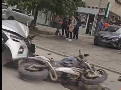 Катастрофа между кола и мотор е станала на бул Черни