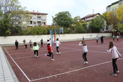 Властите в Пловдив обсъждат дали да отворят училищните дворове за