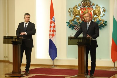 Президентът Румен Радев и съпругата му Десислава Радева посрещнаха държавния