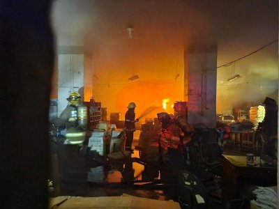 Най малко 20 души са убити и няколко други са ранени при пожар в училищно