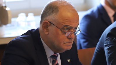 Съпредседателят на Демократична България Атанас Атанасов катастрофира в Русе забивайки