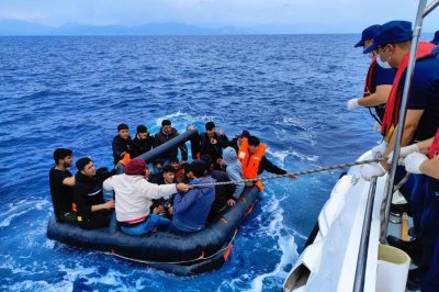 Гръцката брегова охрана извършва операция за издирване и спасяване след като двама