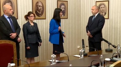 Бъдещият премиер Мария Габриел върна празна папка на президента Радев