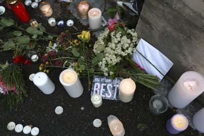 Почитатели оставят цветя и свещи пред дома на Тина Търнър в Швейцария