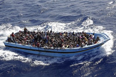 Лодка с около 500 мигранти сред които новородено бебе и