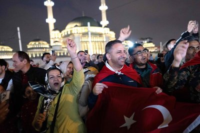 Милиони турци отпразнуваха победата на Ердоган
