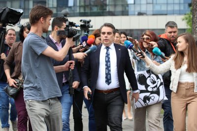 Съпредседателят на ПП Асен Василев пристигна на протеста пред президентството
