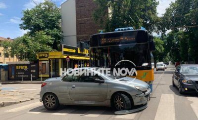 На зебра: Тролей и лека кола се удариха в София