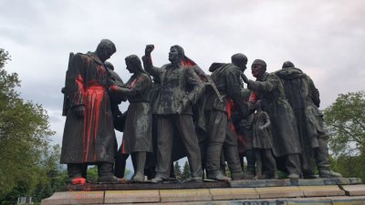 Пак заляха с боя паметника на Съветската армия