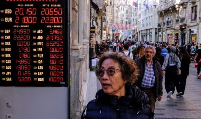 Турската лира отбеляза днес рекорден спад спрямо долара след като
