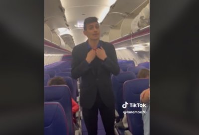 Нашенци се барикадираха в самолет от Абу Даби (ВИДЕО)