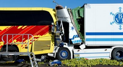 Шофьор на камион е в критично състояние след удар от автобус на Дунав мост
