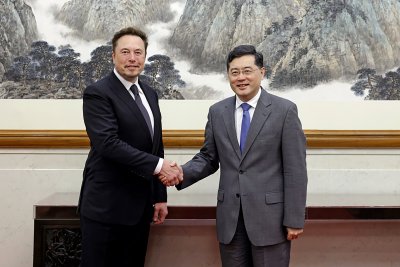 Китайският външен министър Цин Ган проведе среща с американския милиардер и основател