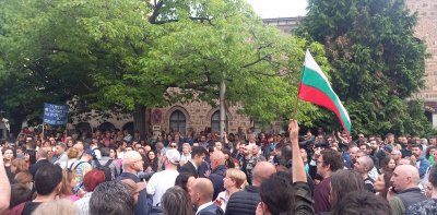  Бившият премиер Кирил Петков пристигна на протеста пред президентството и