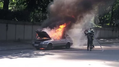 Заради късо съединение: Кола изгоря в центъра на Пловдив