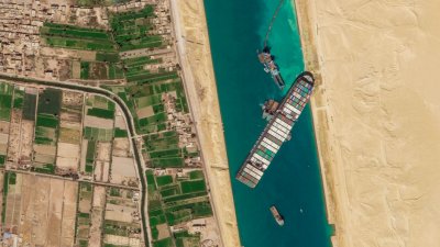 Пак се заклещи танкер в Суецкия канал