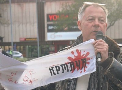 Заради транспарант с обесен Вучич арестуваха известен журналист и публицист