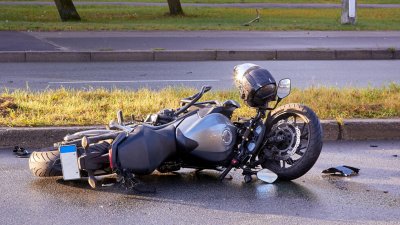 Мотоциклет се удари в бетонна стена в Разложко