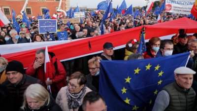 Масово недоволство заля улиците на Варшава