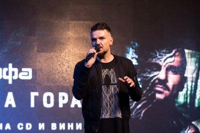 Владимир Ампов Графа представи новия си албум Вековна гора Събитието вчера