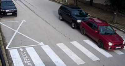 Мъж блъсна и влачи кола с шофьора й в Антоново