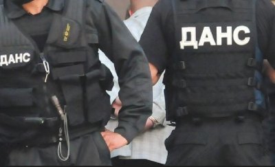 Полицаи от СДВР задържаха служител на ДАНС на паркинга на