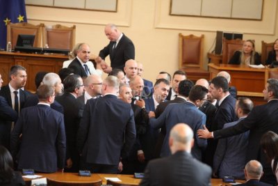 Росен Желязков наказа цели 17 депутати за боя навръх Деня на детето