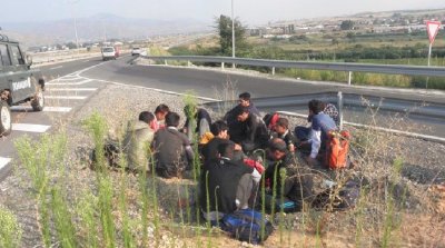 Деветима нелегални мигранти са задържани при специализирана полицейска операция в