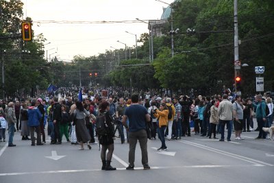 Шествието анти-Радев блокира Орлов мост (СНИМКИ)