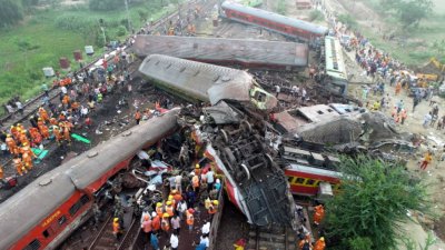 Жертвите на катастрофата между два пътнически влака в индийския щат