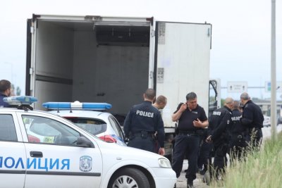 Тир с 48 мигранти е спрян край столичния булевард Ботевградско