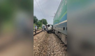 Полицията започна оглед след катастрофата между влак и микробус с 2 жертви