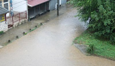 Проливни дъждове наводниха къщи и дворове в Монтанско Най много