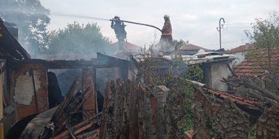 Пожар изпепели къща в Поповица (Снимки)