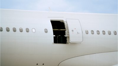Жена отвори аварийния изход на самолет (ВИДЕО)