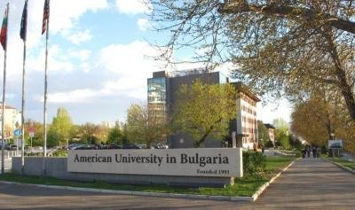 Голфъри осигуряват стипендии за студентите в Американския университет 