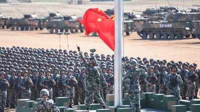 Китай изважда големите оръжия на рождения си ден