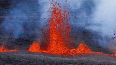 Вулканът Анак Кракатау в Индонезия изригна два пъти изхвърляйки вулканична