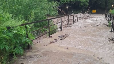Порой наводни къщи и улици в Етрополе Обявено е частично