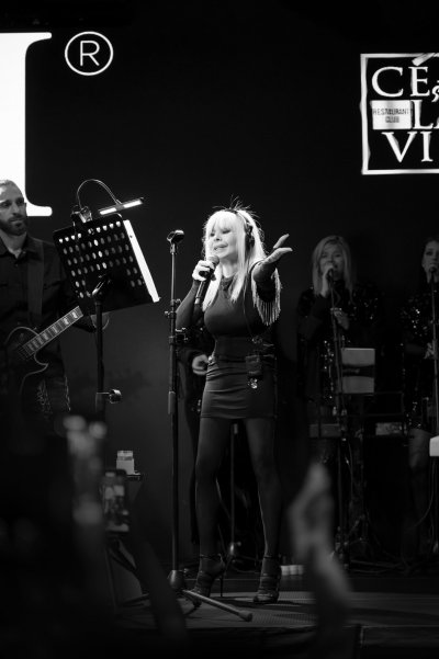 Лили Иванова започна да пее по барове Изпълнителката се изяви